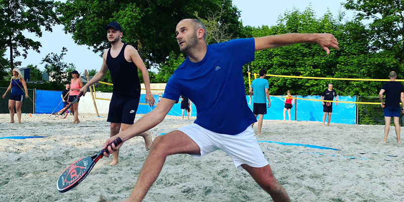 Sportwereld tegen corona: Beachsporten in hartje Drachten