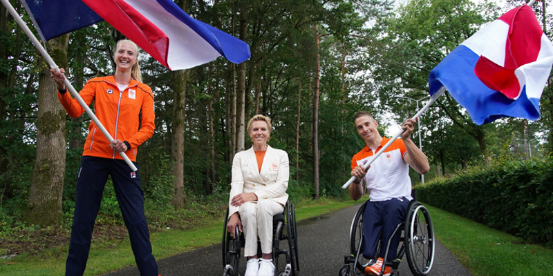 Fleur Jong en Jetze Plat dragen vlag openingsceremonie Paralympische Spelen