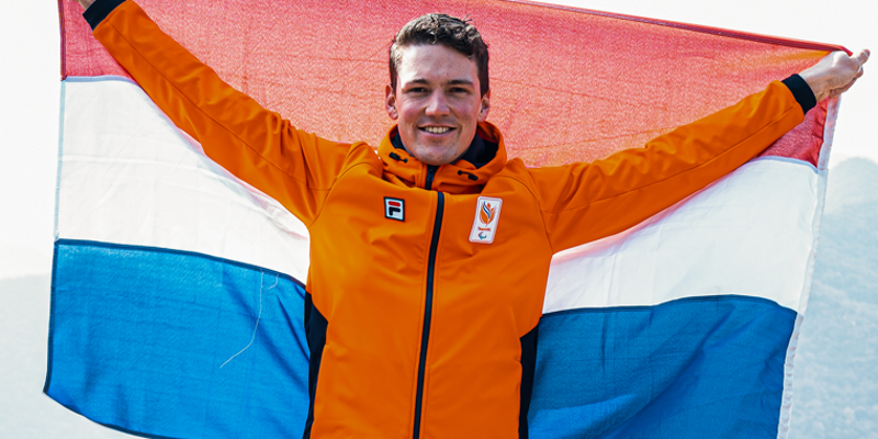 Niels de Langen vlaggendrager TeamNL bij sluiting Paralympische Spelen Beijing 2022